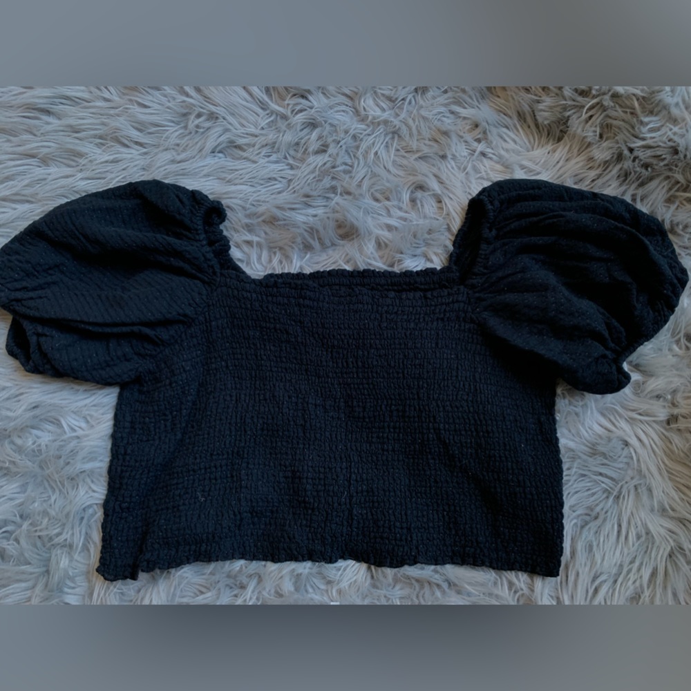 Stretchy cropped top with puffer sleeves